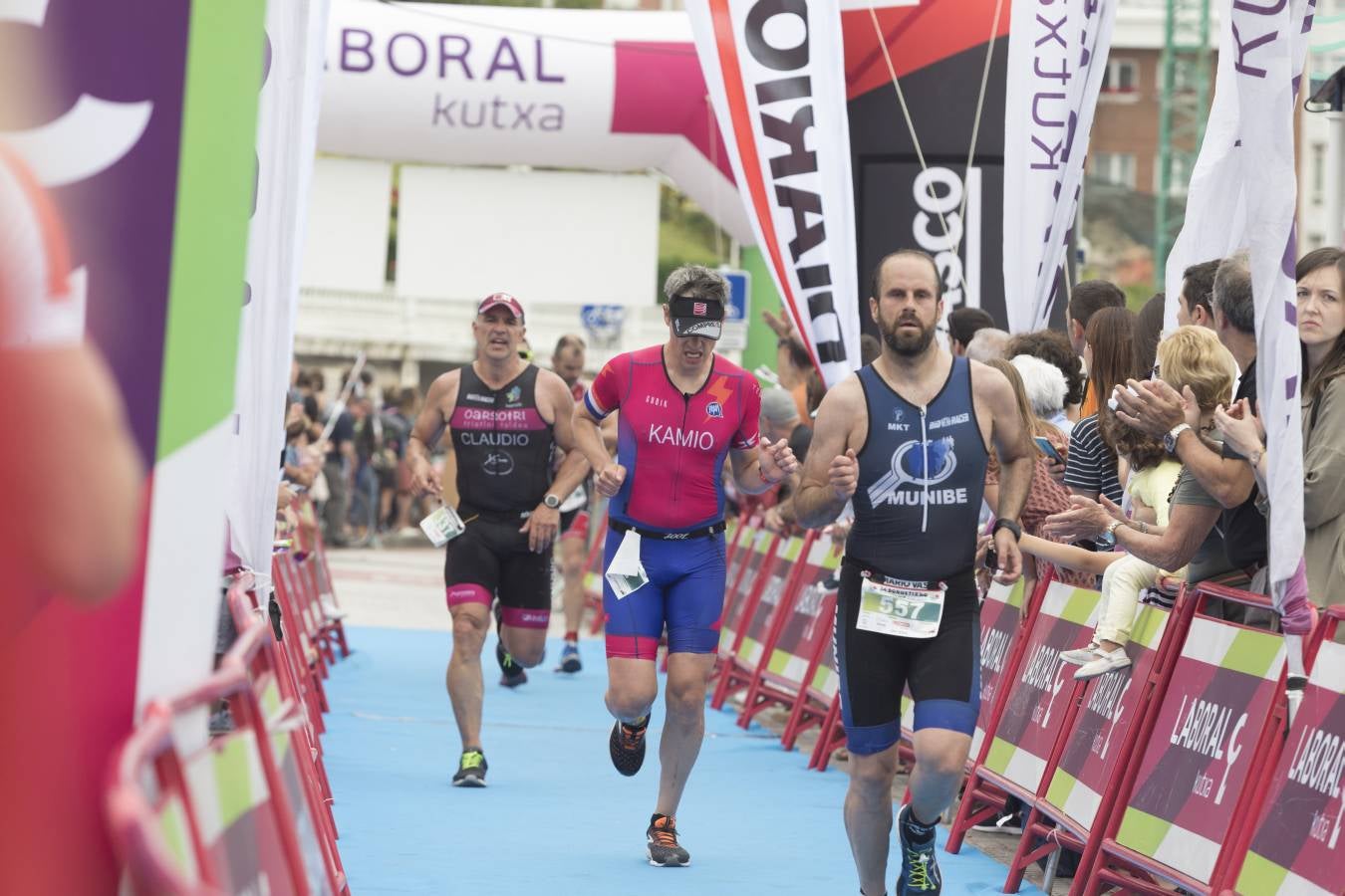 Más de 500 participantes han completado este triatlón donostiarra.