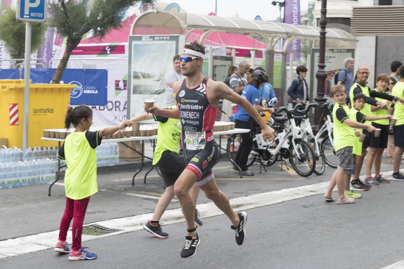 Más de 500 participantes han completado este triatlón donostiarra.