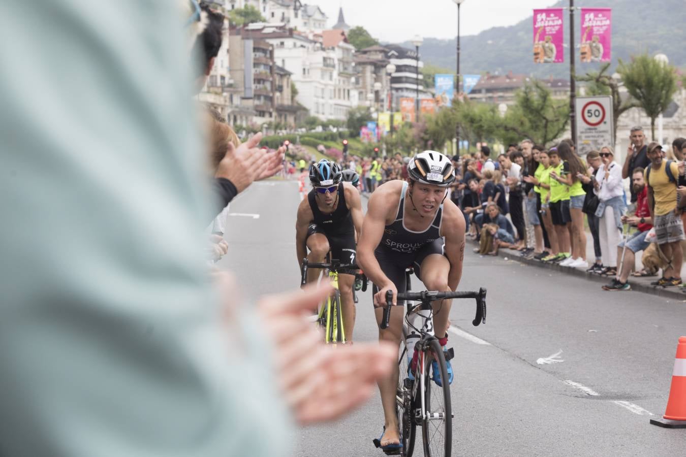 Más de 500 participantes han completado este triatlón donostiarra.