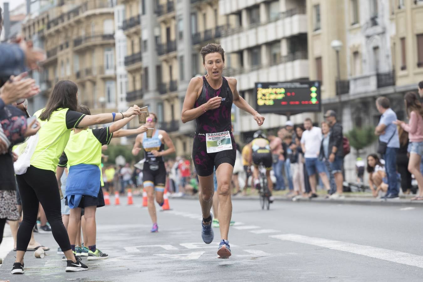 Más de 500 participantes han completado este triatlón donostiarra.