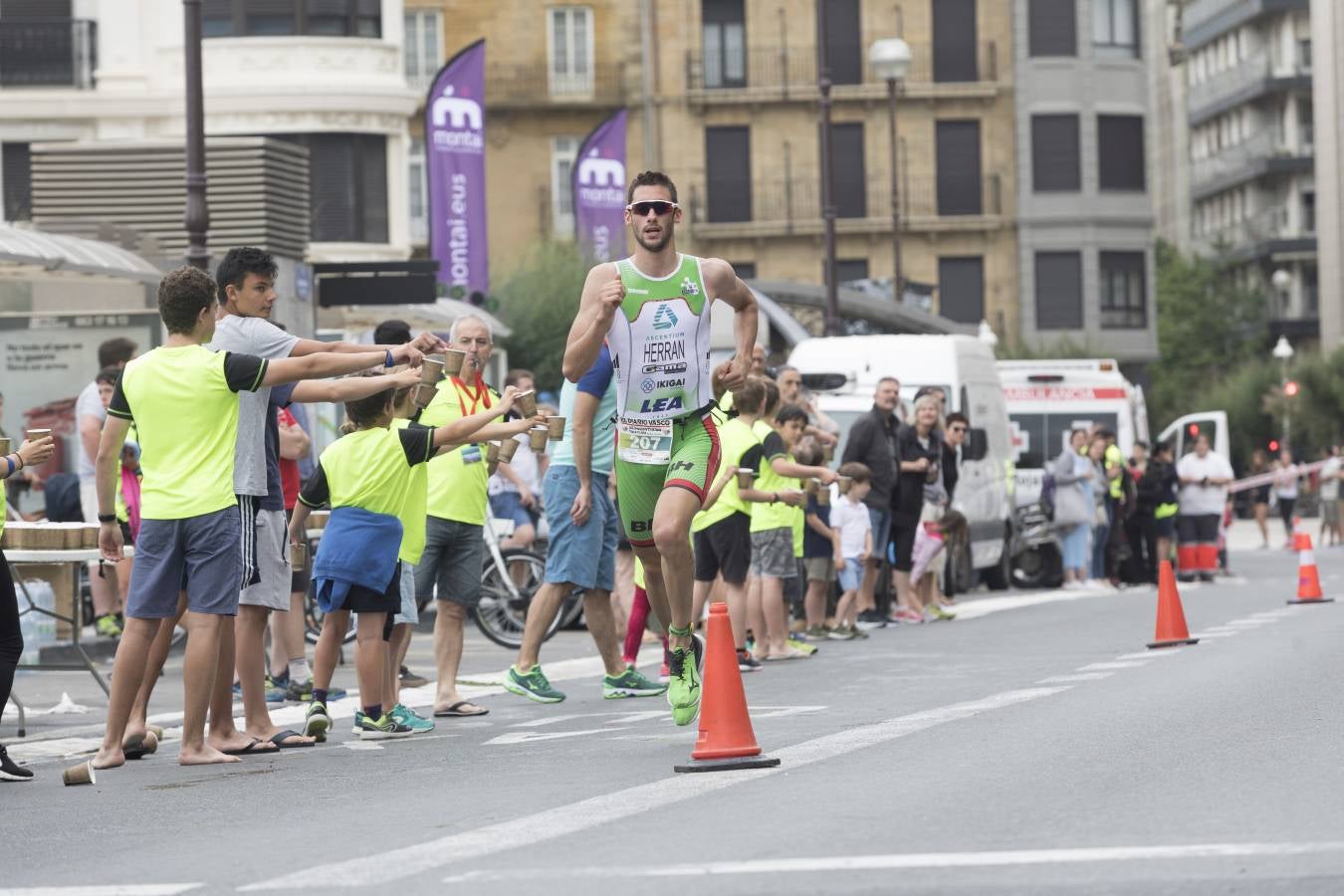 Más de 500 participantes han completado este triatlón donostiarra.