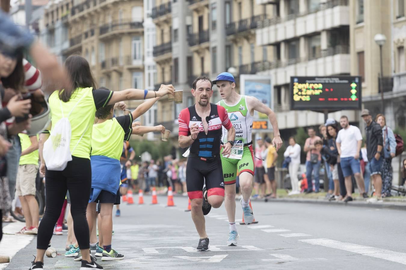 Más de 500 participantes han completado este triatlón donostiarra.