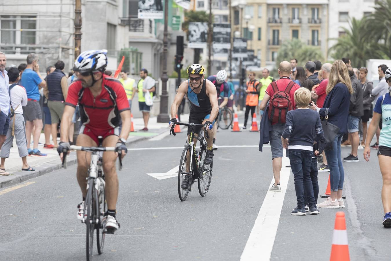 Más de 500 participantes han completado este triatlón donostiarra.