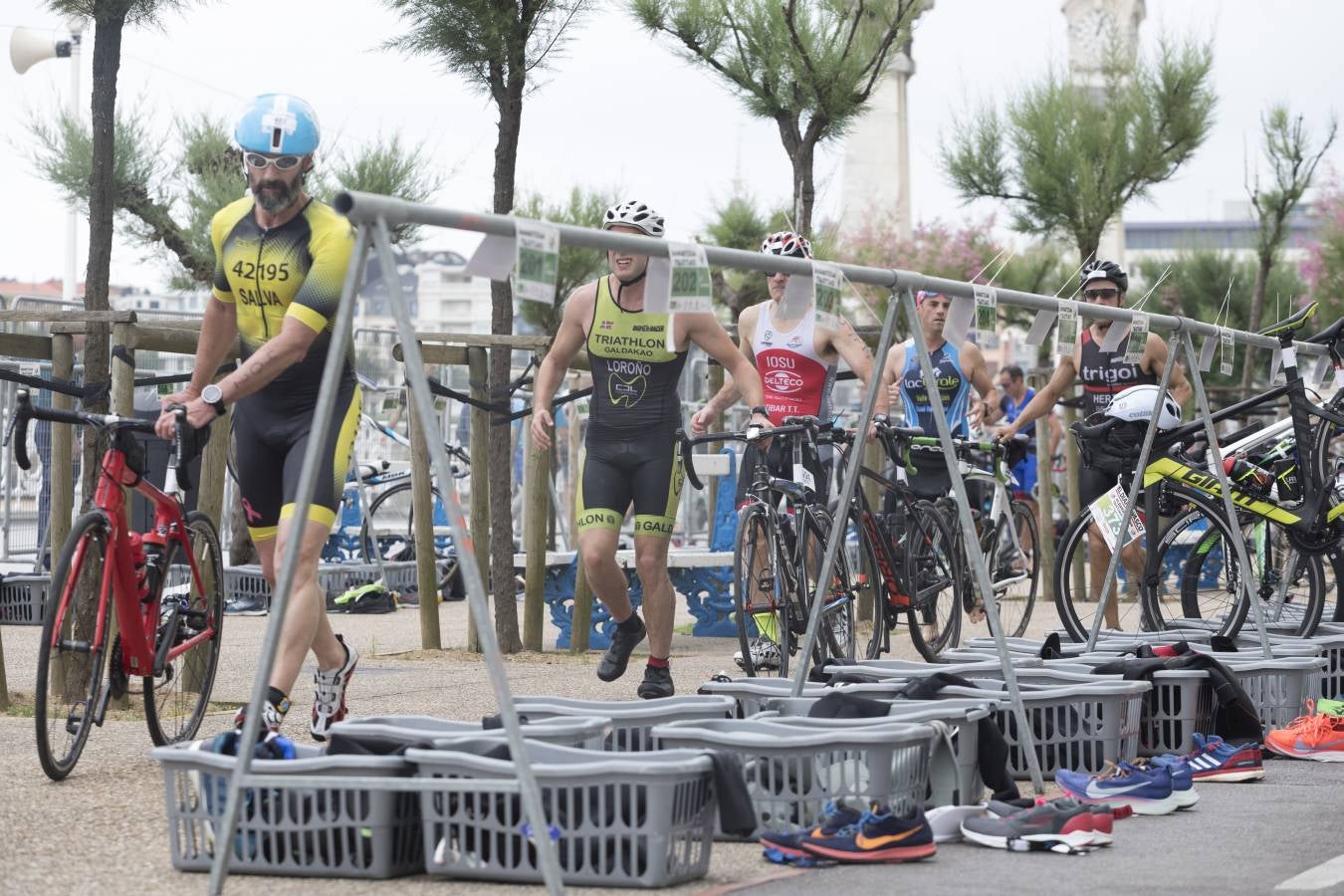 Más de 500 participantes han completado este triatlón donostiarra.
