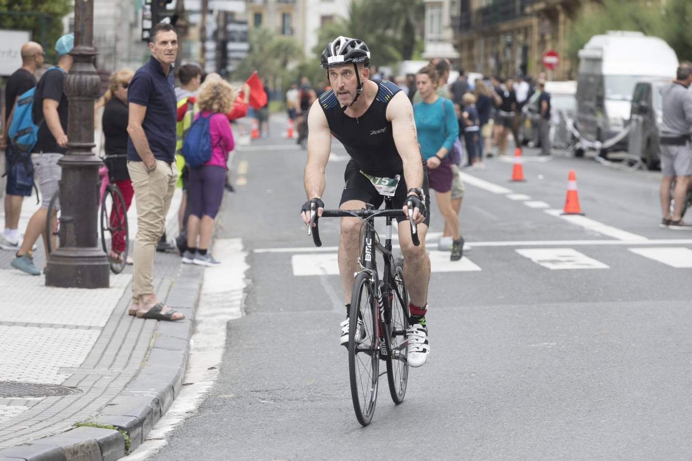Más de 500 participantes han completado este triatlón donostiarra.