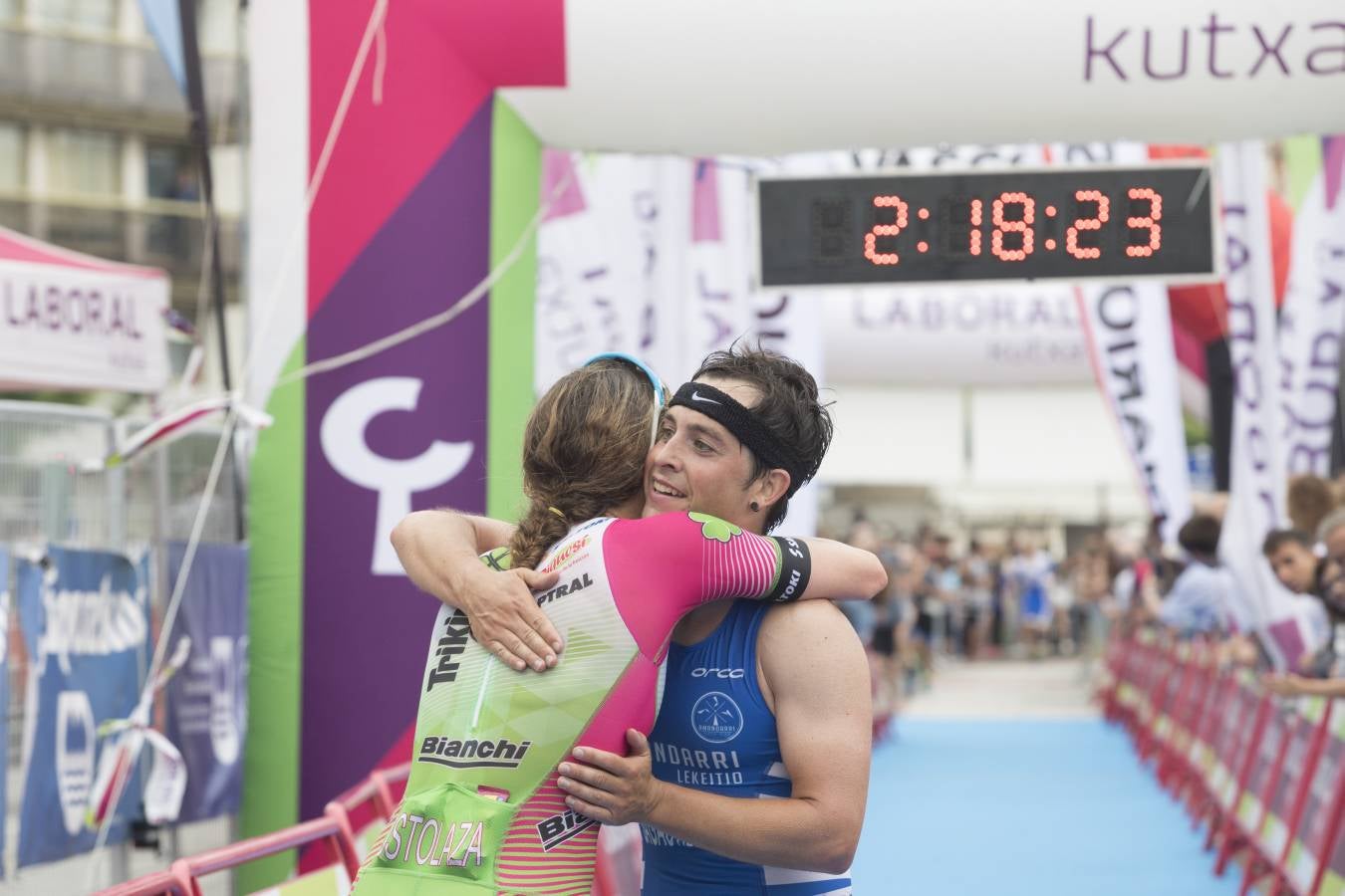 Más de 500 participantes han completado este triatlón donostiarra.