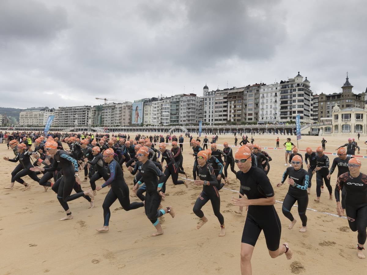 Más de 500 participantes han completado este triatlón donostiarra.