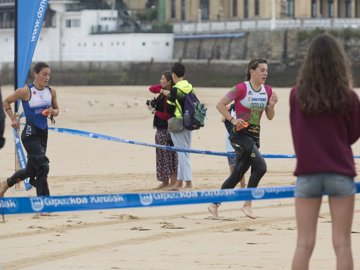 Más de 500 participantes han completado este triatlón donostiarra.