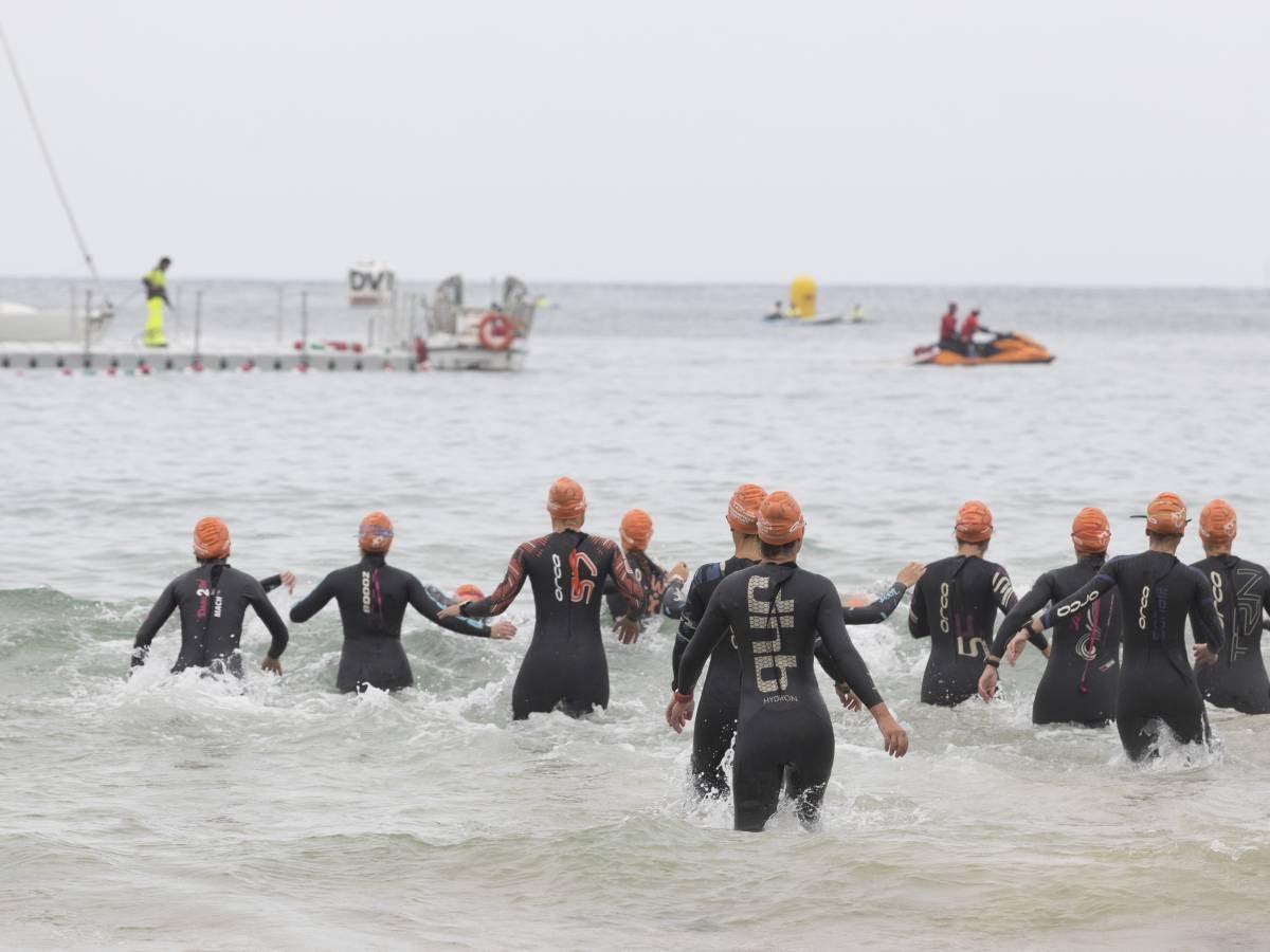 Más de 500 participantes han completado este triatlón donostiarra.