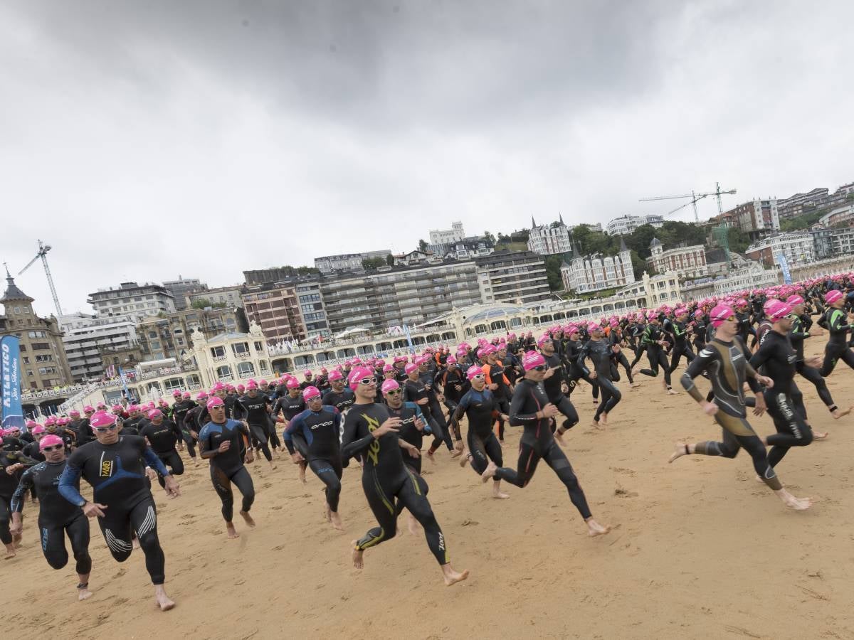 Más de 500 participantes han completado este triatlón donostiarra.
