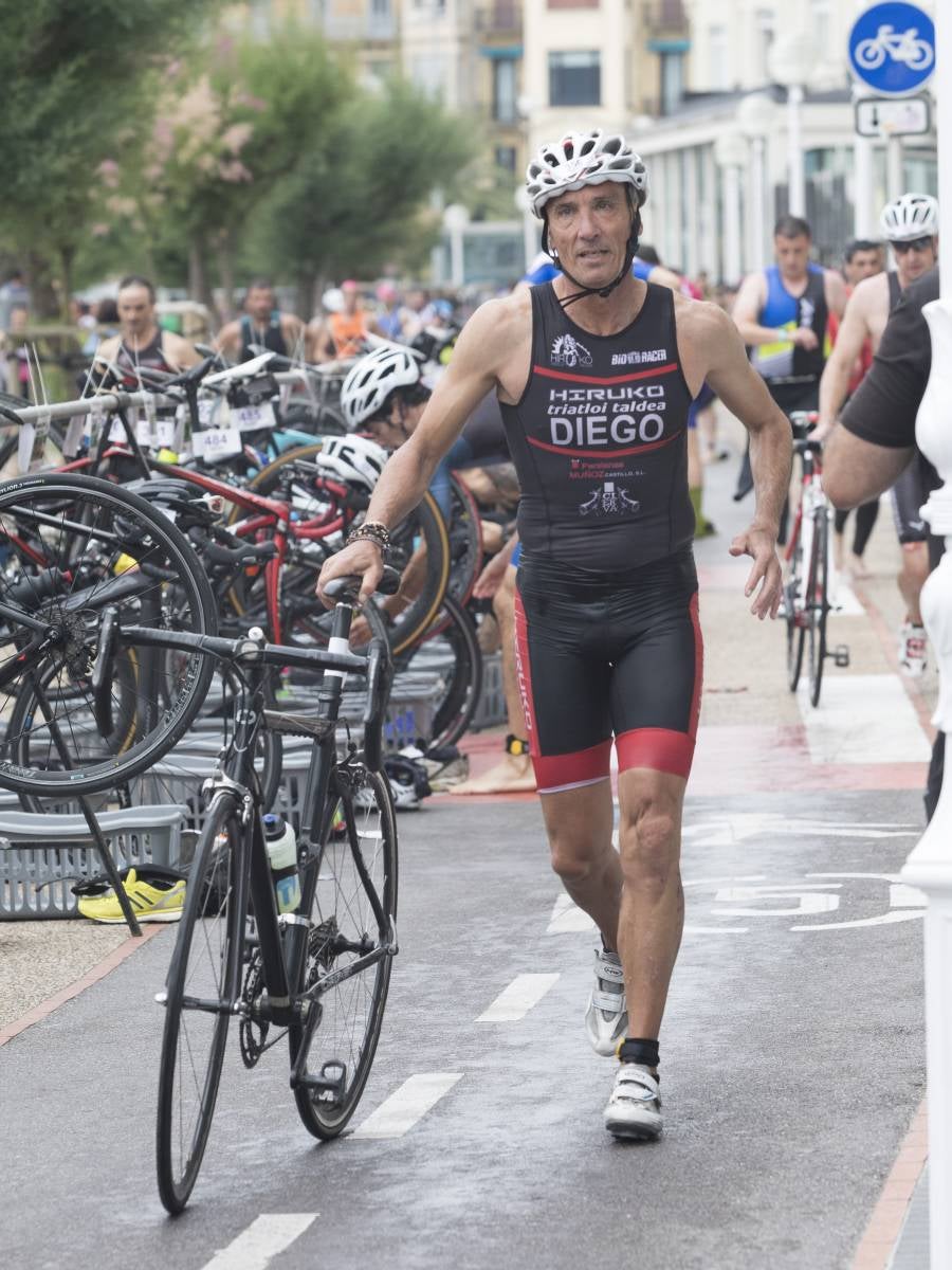 Más de 500 participantes han completado este triatlón donostiarra.