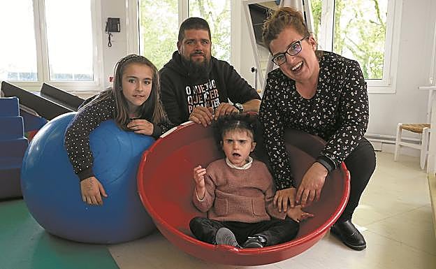 David Turco e Irene Intxausti posan con sus hijas Uxia y Eunate, quien padece una enfermedad rara que le provoca un retraso psicomotor y mental