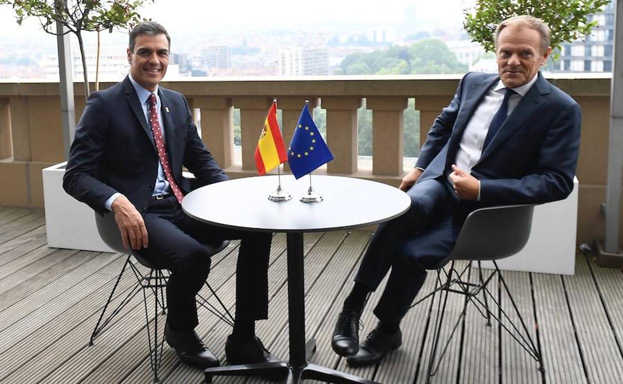 Pedro Sánchez y Donald Tusk, este domingo en Bruselas.