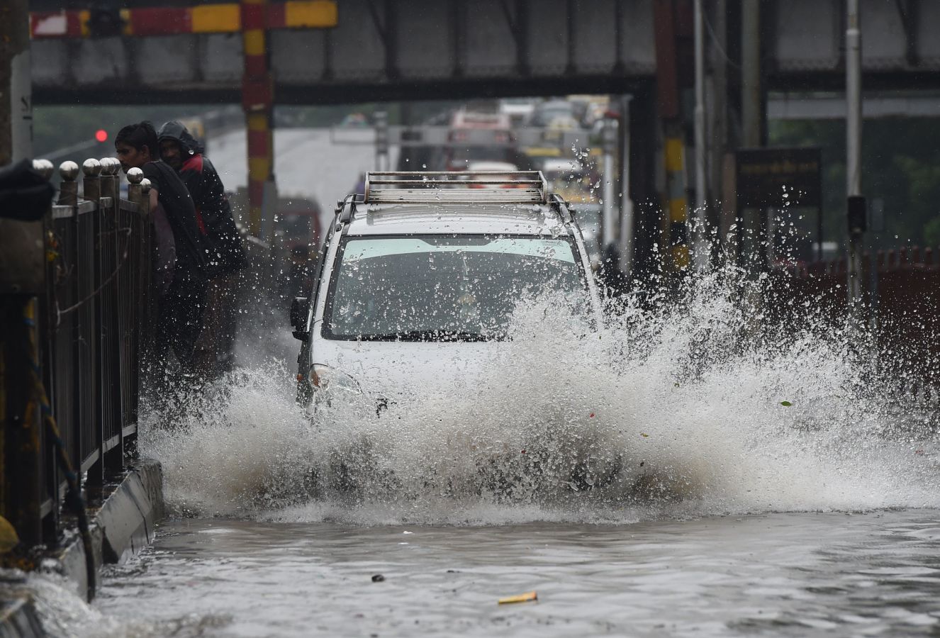 La India vive su época de monzón. En unos minutos, las calle de Bombay se inundaron como consecuencia de una fuerte tromba de agua