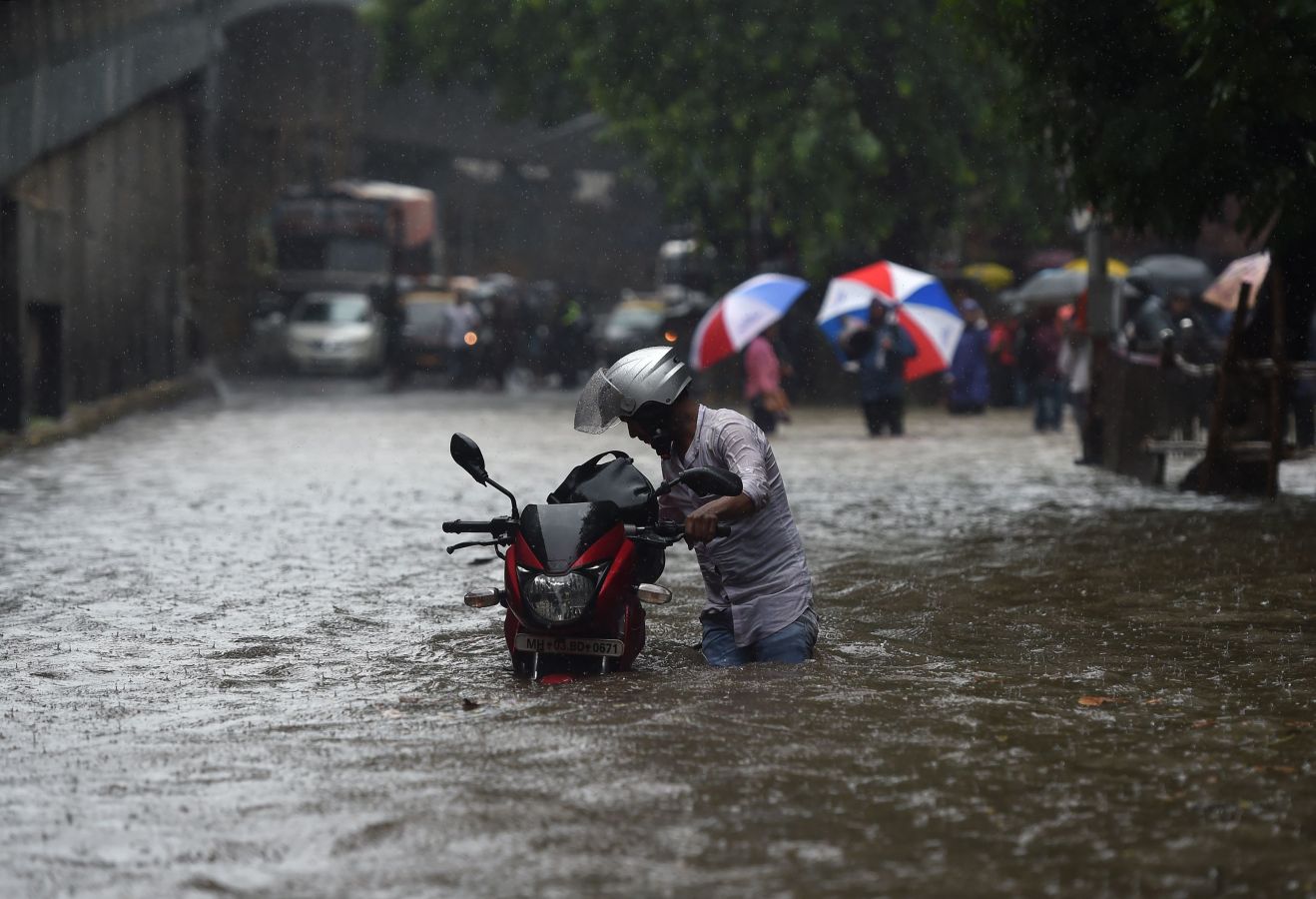 La India vive su época de monzón. En unos minutos, las calle de Bombay se inundaron como consecuencia de una fuerte tromba de agua