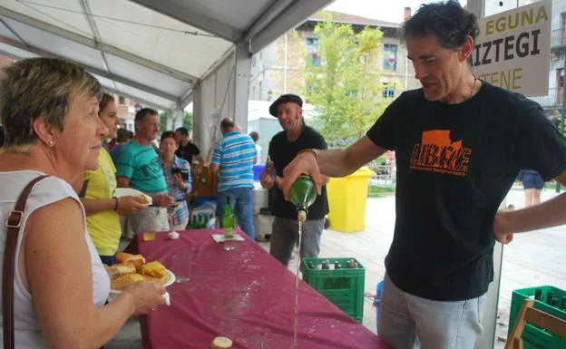 Imagen principal - Imágenes que dejó la jornada de fiestas en Asteasu.