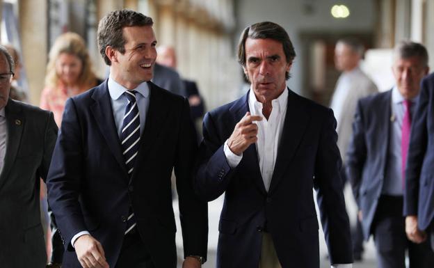 El presidente del PP, Pablo Casado y el expresidente del Gobierno, José María Aznar, durante la apertura del Curso de Verano de FAES.