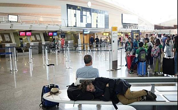 El primer día de huelga en Loiu deja a 3.000 viajeros en tierra y anticipa un verano tortuoso