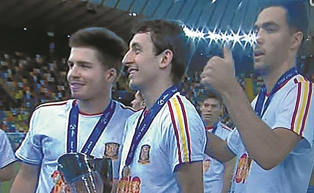 Zubeldia, Oyarzabal y Merino posan con la Copa del Europeo sub-21, ayer en Udine