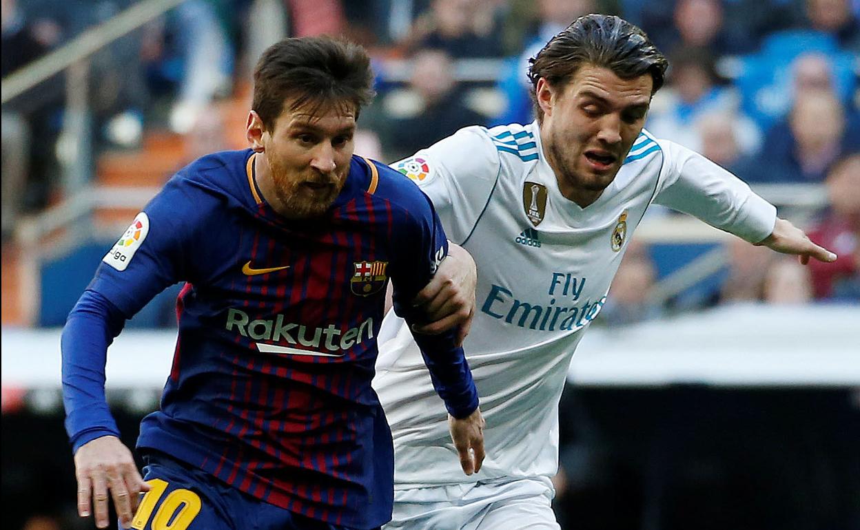 Mateo Kovacic persigue a Leo Messi durante su etapa en el Real Madrid. 