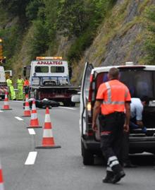 Imagen secundaria 2 - Cinco heridos, entre ellos una mujer con lesiones graves y una niña, al volcar una furgoneta en Urretxu