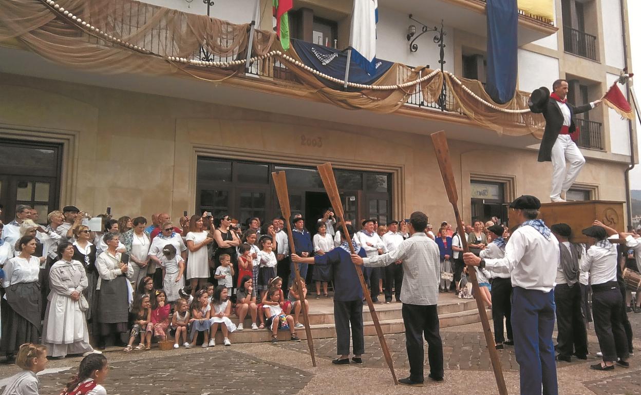 El dantzari Eneko Dorronsoro bailó sobre una kutxa sostenida por arrantzales