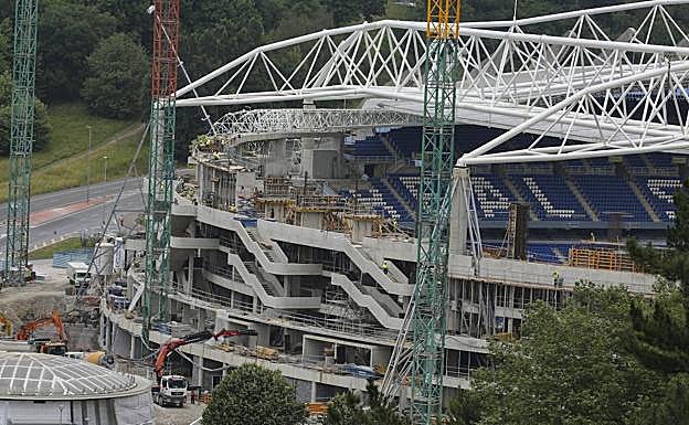 Imagen principal - Estructura de la nueva grada Norte de Anoeta 