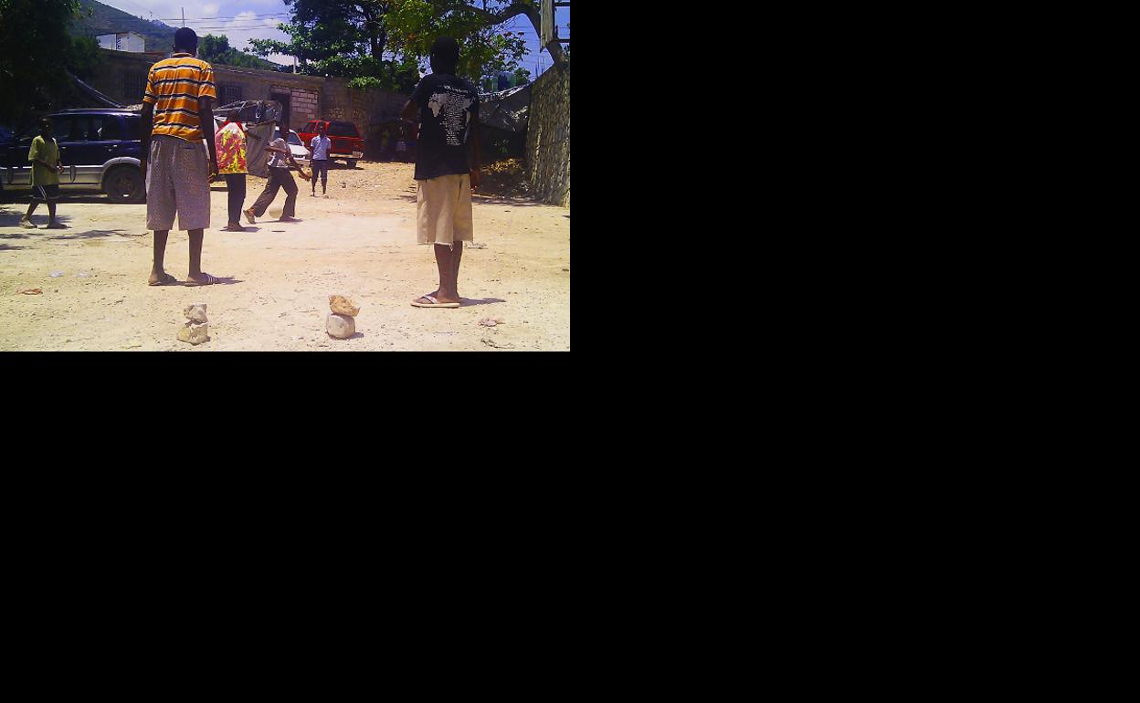 Niños jugando al fútbol en Haití.