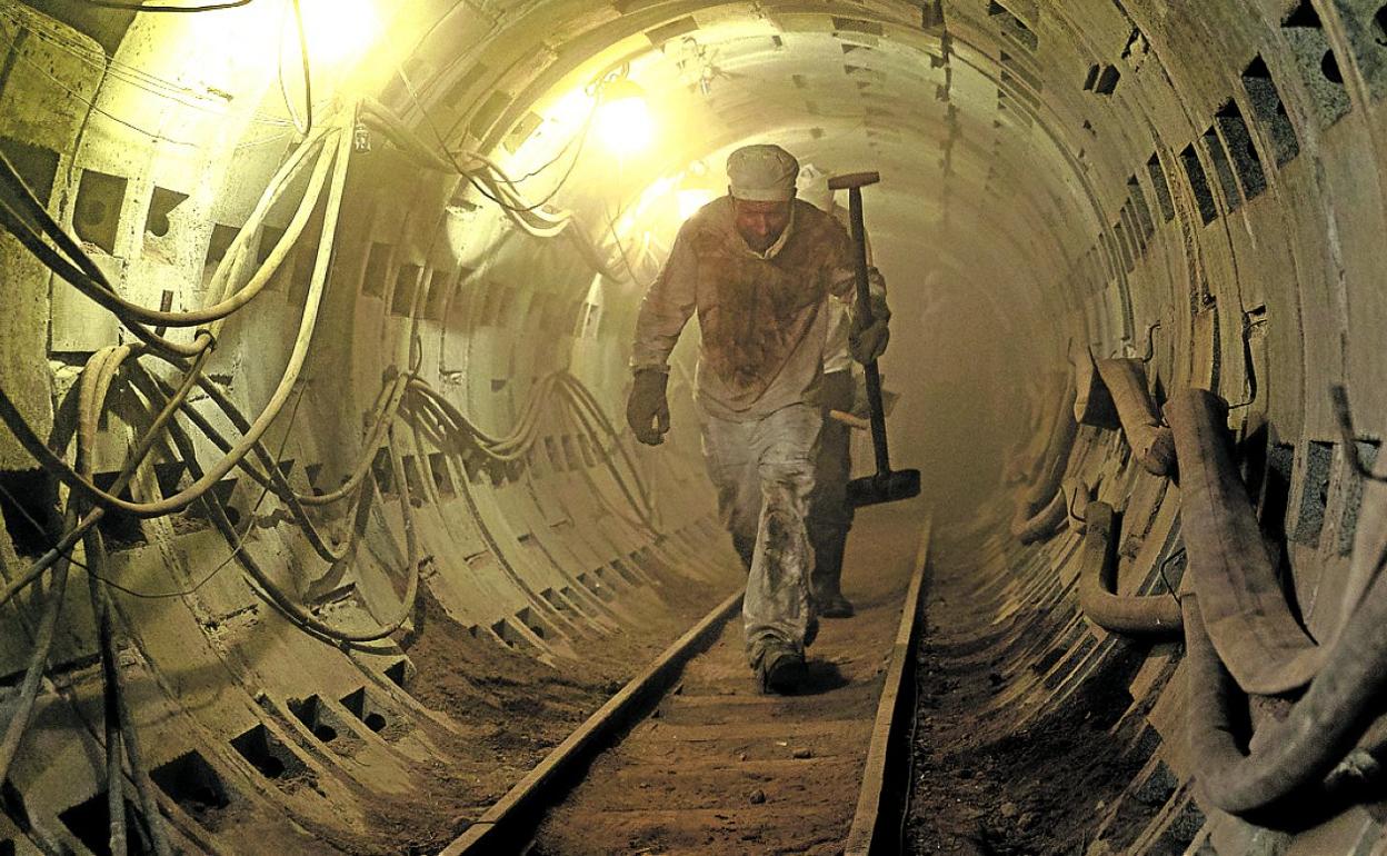 Fotograma de la serie que narra la explosión nuclear y el sacrificio de quienes contuvieron el desastre. 
