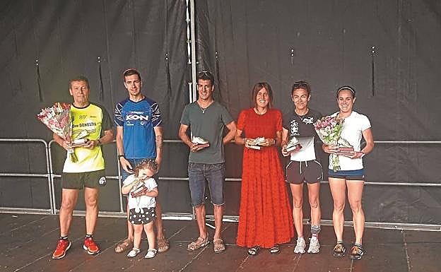Txapeldunak. Los ganadores del Cross de San Fermín con sus trofeos en el tablao de Gure Zumardia.