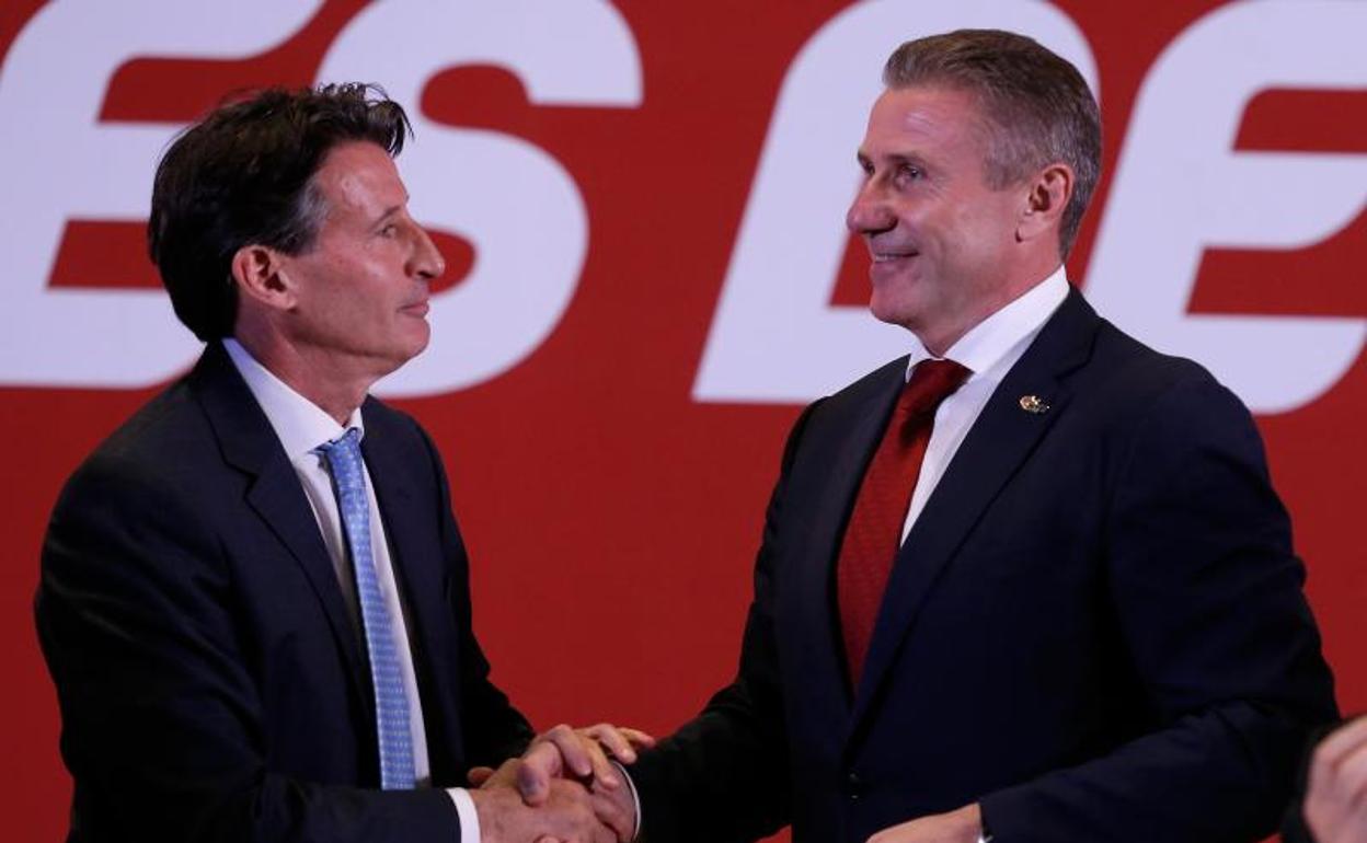 Serguei Bubka (d) saluda al presidente de la IAAF, Sebastian Coe. 