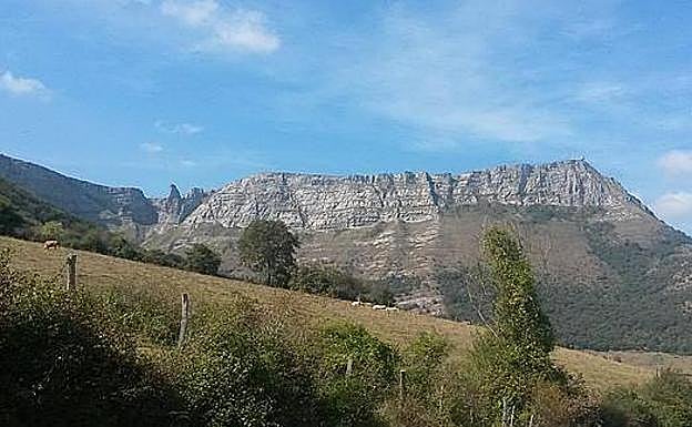 Monumento a la Virgen de Orduña en el Txarlazo (Bizkaia).