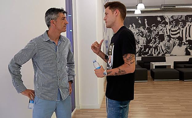 Imagen principal - Remiro ya conoce las instalaciones de la Real Sociedad. 