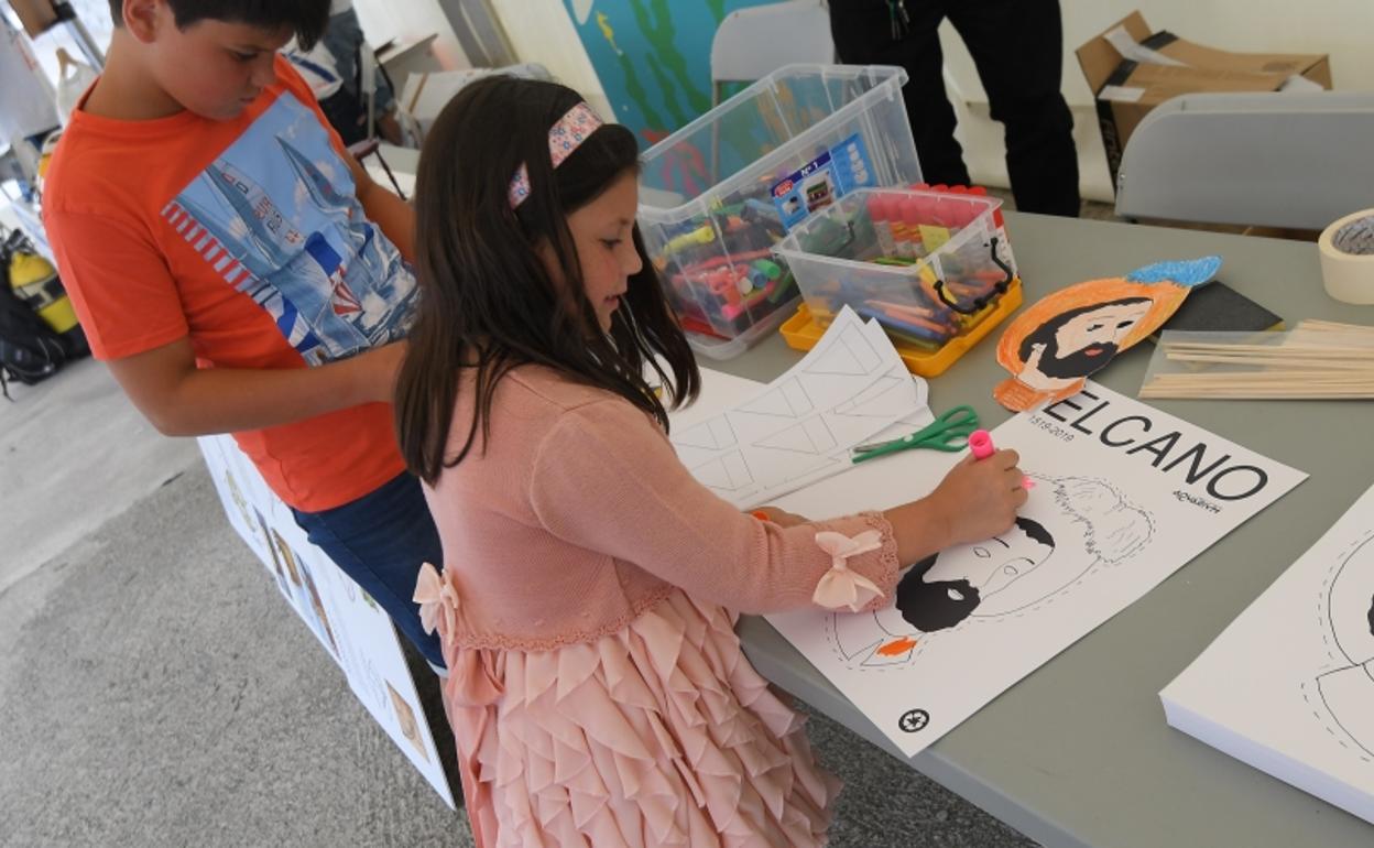 Pintando una careta de Elcano en el stand del Aquarium. 