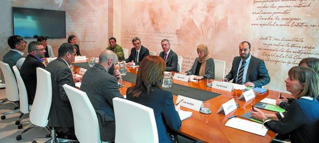 Reunión presidida por el lehendakari con representantes musulmanes, de la Ertzaintza y de la secretaría de Derechos Humanos.