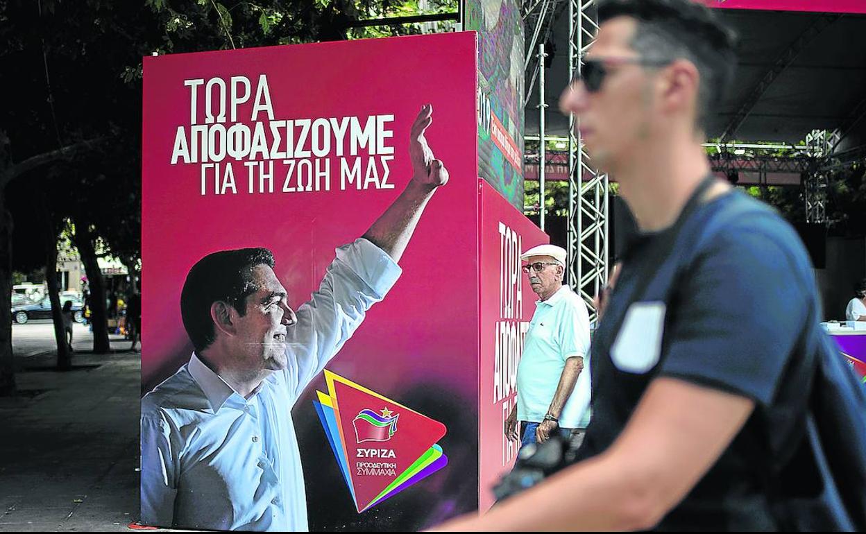 Un puesto electoral de Syriza, con Alexis Tsipras como protagonista, instalado en una plaza de Atenas. 