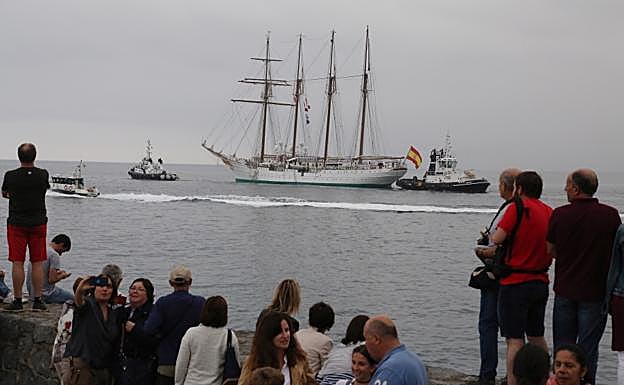 Galería. La salida del 'Juan Sebastián Elcano' del puerto de Getaria. 