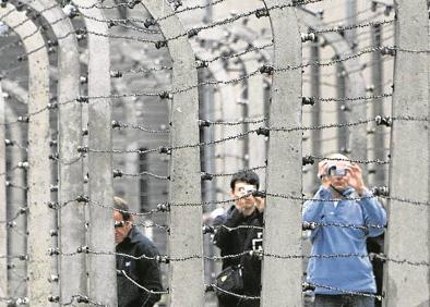 Imagen secundaria 1 - Auschwitz quiere erradicar los selfis y las «bromas estúpidas» de sus 2,15 millones de turistas anuales