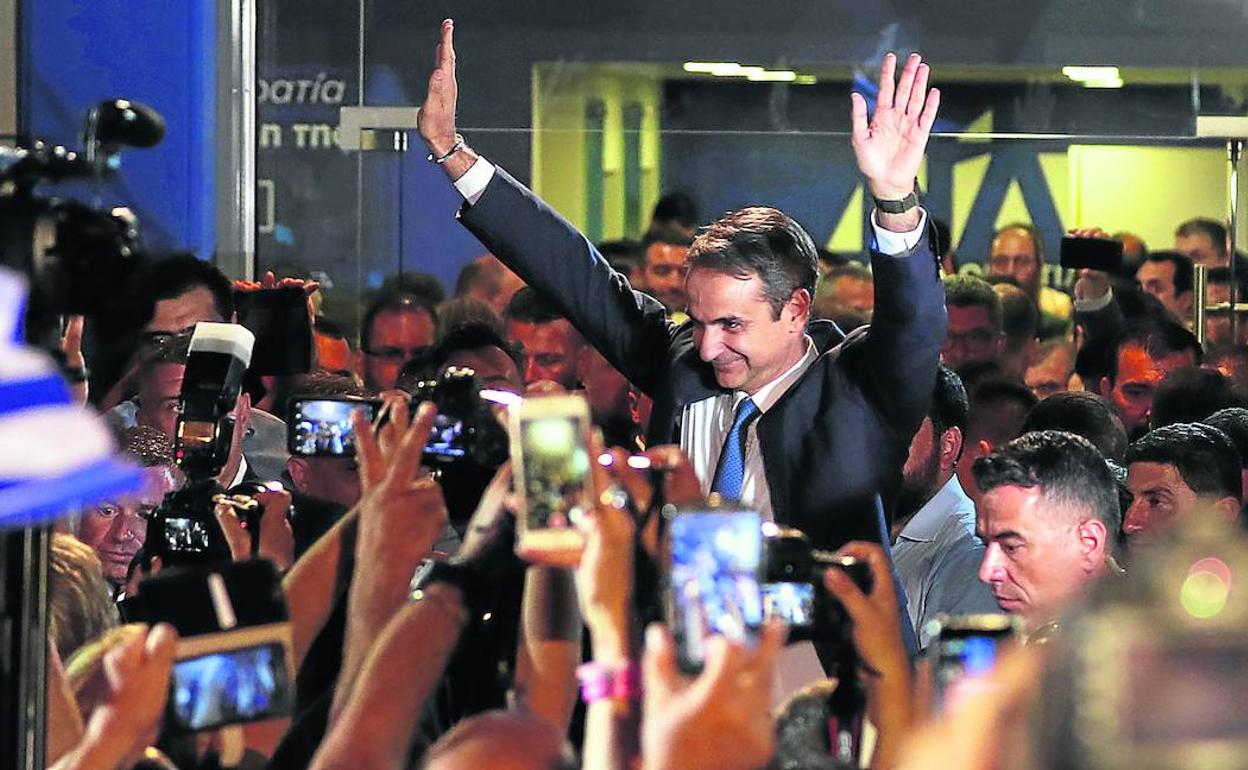 El líder del partido conservador Nueva Democracia, Kyriakos Mitsotakis, celebra con sus seguidores su triunfo en las elecciones.