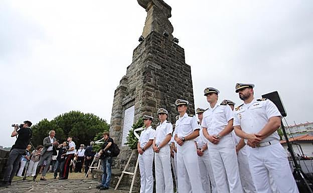 Ofrenda floral en el monumento a Elkano