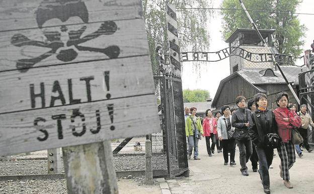 Imagen principal - Auschwitz quiere erradicar los selfis y las «bromas estúpidas» de sus 2,15 millones de turistas anuales