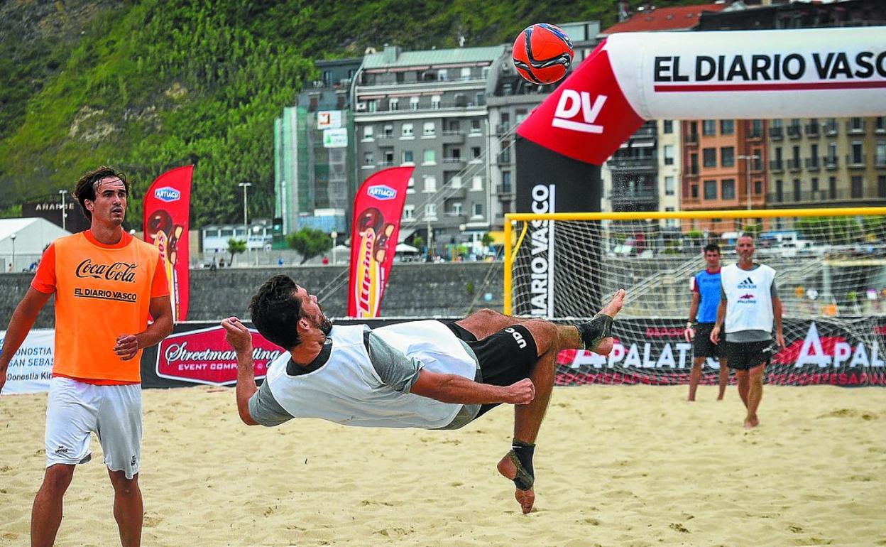 Un jugador del equipo Premier Camps ejecuta una chilena durante la final de ayer del torneo de Futbol Playa San Sebastián en La Zurriola
