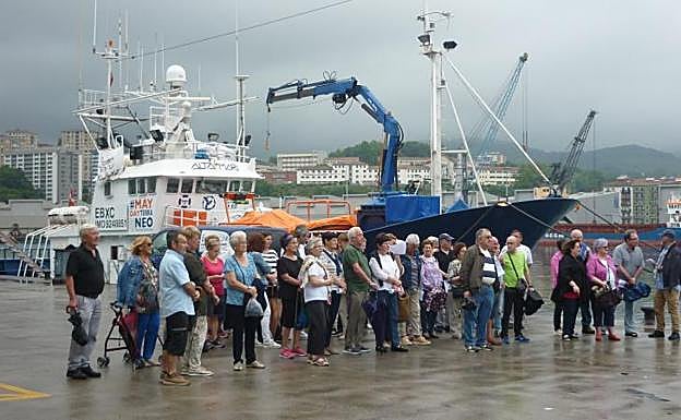 La concentración celebrada ayer ante el 'Aita Mari', amarrado en Pasai Donibane