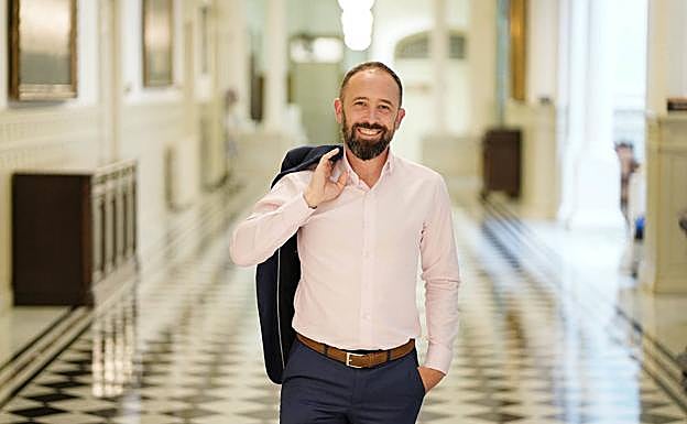 El diputado de Cultura, Cooperación, Juventud y Deportes, Denis Itxaso (PSE-EE), posa en uno de los pasillos del palacio foral. 