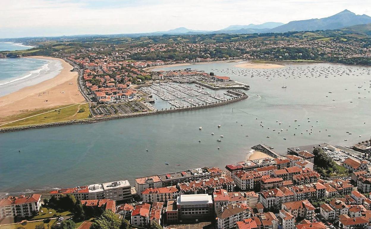 Vista de la bahía de Txingudi desde Hondarribia con el puerto de Hendaia enfrente y el monte La Rhune al fondo. 