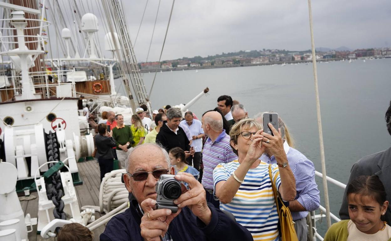 El 'Elcano' recibe en Getxo a una multitud en su segunda jornada de puertas abiertas