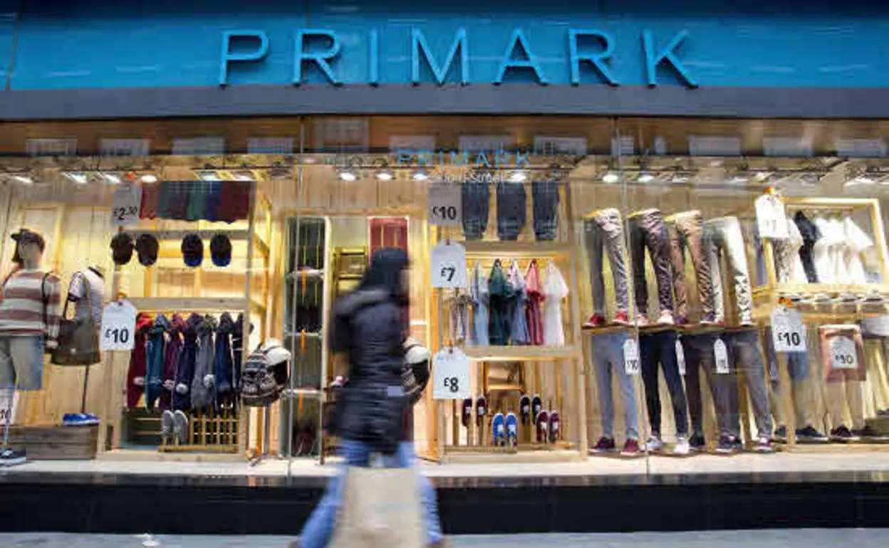 Una mujer pasea frente a una tienda de Primark en Londres. 