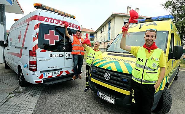 Juan Alikain, voluntario de Cruz Roja Gipuzkoa, junto a Santi Saldaña y Xuban Rosco, voluntarios de DYA Gipuzkoa. 