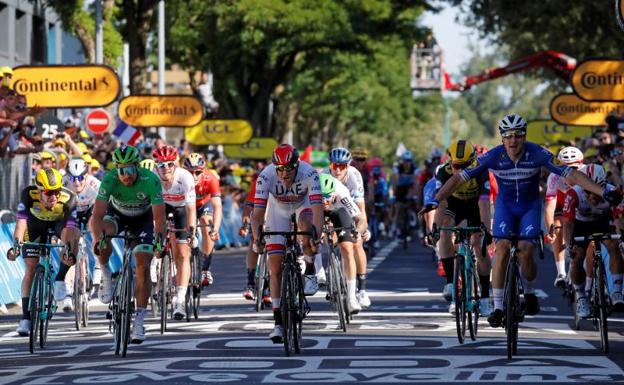 Viviani levanta los brazos en un abierto sprint en Nancy junto con Groenewegen, Sagan, Kristoff y Ewan, semitapado por el italiano del Deceuninck. 