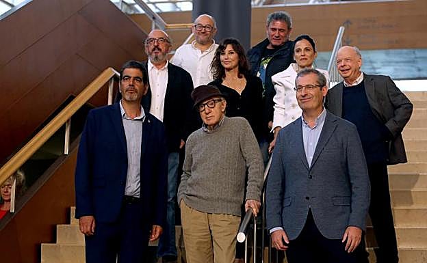 El alcalde de San Sebastián, Eneko Goia, y el diputado general de Gipuzkoa, Markel Olano, con el director y los actores de la película